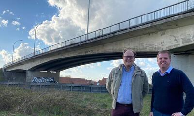 Michiel Vandewalle en Bert Maertens aan de brug in Waregem