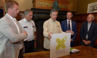 Stadsbestuur Izegem neemt SAVE-label in ontvangst