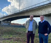 Michiel Vandewalle en Bert Maertens aan de brug in Waregem